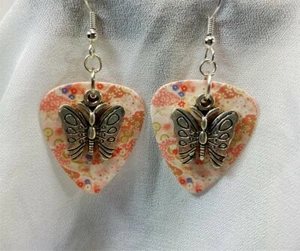 Pendientes de guitarra con dije de mariposa - Elige tu color - Imagen 1 de 3