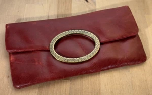 Cartera clutch de cuero roja con cierre de latón ovalado, 8"x4" - Imagen 1 de 9
