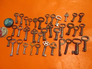 LOT OF 35 SMALL LITTLE VINTAGE OPEN BARREL SKELETON KEYS DRESSER ZZA35  ANTIQUE - Picture 1 of 2