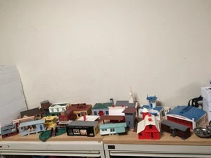 23 Vintage Plasticville Treno Aeroporto Gas Radio Stazione Polizia Chiesa News #2 - Foto 1 di 11