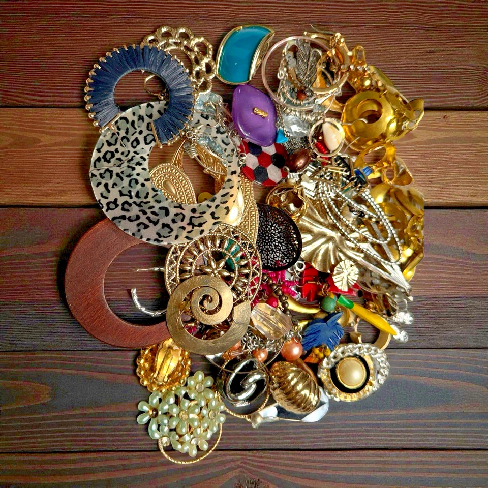 Lote de pendientes vintage y modernos desajustados ~ cajón de chatarra de joyería artesanal ~ reutilizar Foto 1 de 1
