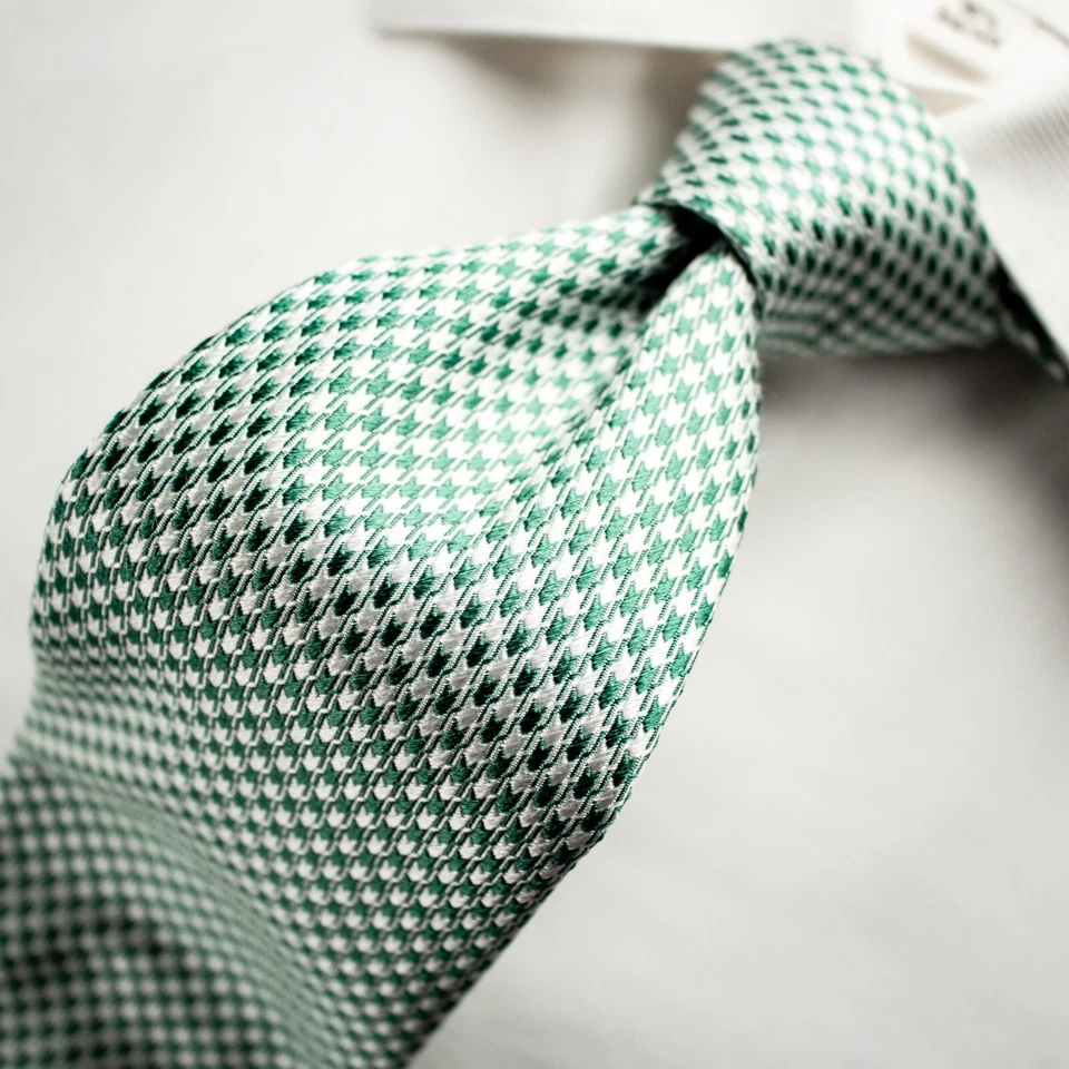 Corbata delgada de seda tejida geométrica verde blanca ROBERT TALBOTT 58,5" L X 3,25" W Foto 1 de 4