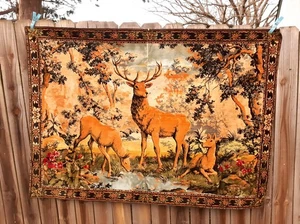 Arazzo da parete vintage 1954 in velluto turco, famiglia cervi - Foto 1 di 13