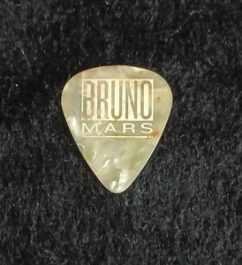 Bruno Mars White Pearl Tour Gitarren-Plektrum - Bild 1 von 1