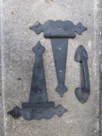 antique GATE HARDWARE: (2) BLACK Wrought Iron STRAP HINGES & MATCHING HANDLE Cover