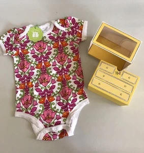 Body Vera Bradley Niñas con Volantes 6-9 meses 100% Algodón ¡NUEVO EN PAQUETE con Linda Caja de Regalo! - Imagen 1 de 4