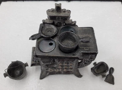 Fogão de ferro fundido da década de 1980 e panelas e frigideiras miniatura casa de bonecas escala 1:12 - Imagem 1 de 4