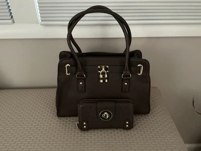 Encantador conjunto de bolso y billetera de cuero marrón oscuro Charlie con detalles dorados Foto 1 de 4