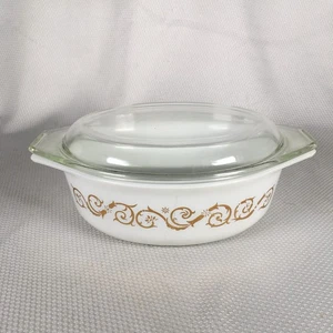 Casseruola vintage Pyrex Empire Scroll 1 1/2 qt con coperchio - Foto 1 di 8