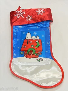 PEANUTS SNOOPY ON PERRO CASA EN NIEVE 3D ROJO NAILON MEDIAS NAVIDAD-3D TOTALMENTE NUEVAS - Imagen 1 de 1