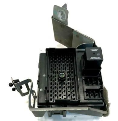 2000-2002 Chevrolet Suburban 1500 Engine Fuse Box Relay Compartment 15319400-04 - Image 1 of 4