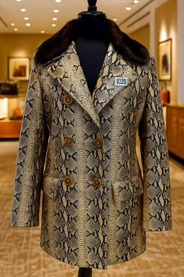 Abrigo de cuero de piel de serpiente con pechos de diseñador Enrico Mandelli con cuello de visón para mujer Foto 1 de 4