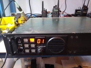 Répéteur UHF Vertex VXR9000, 50 watts, 32 canaux, alimentation intégrée - Photo 1/3