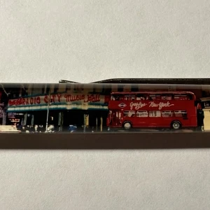 New York City Floaty Pen Radio City Music Hall Rockettes rot Tourist Bus bewegt sich - Bild 1 von 10