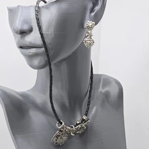 Collar Premier Designs BAILEY Antiguo Plateado 2 Pendientes con Correa de Cuero - Imagen 1 de 4