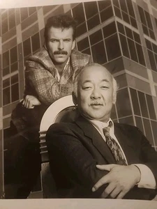 1987 Pressefoto BURBANK STUDIOS VIP TOURS & O'HARA Warner BRÜDER Pat Morita - Bild 1 von 4