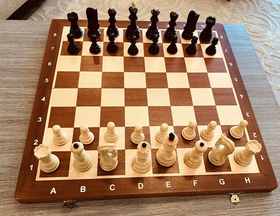 Juego de Ajedrez - Torneo Nº 5 / Zagreb, Dbl. Piezas ponderadas y caja de tablero de ajedrez Foto 1 de 4