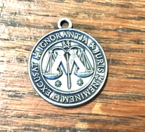 Harry Potter Zaubereiministerium - Ignoranz des Gesetzes ist keine Entschuldigung - Anhänger - Bild 1 von 3