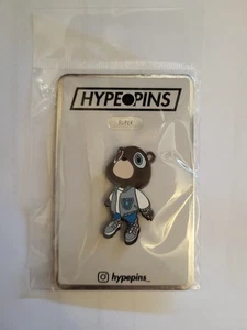 Kanye Abschlussbär Emaille Pin - Bild 1 von 1
