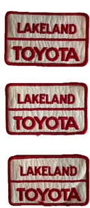Juego de 3 parches de colección Lakeland Toyota rojo blanco uniforme concesionario bordado automático - Imagen 1 de 7