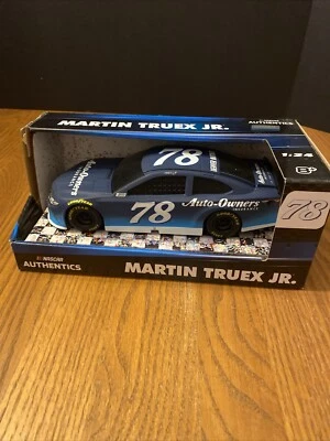 Martin Truex Jr #78 escala 1/24 2018 Nascar Authentics seguro de autopropietarios  Foto 1 de 4