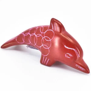 Estatuilla de delfín rojo Kisii jabonera tallada a mano Vaneal Group hecha en Kenia - Imagen 1 de 5