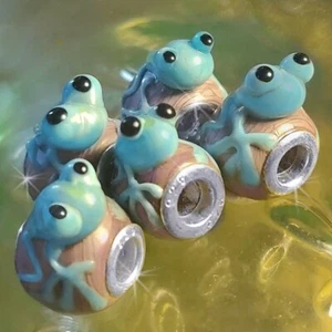 5 CUTE BLUE LITTLE FROGS PINK GLASS LAMPWORK BEAD FITS EUROPEAN BRACELETS X5 - Picture 1 of 3