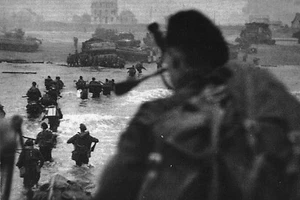  WW2 -Photo - Débarquement des Britanniques à Sword Beach le 6 juin 1944 - Picture 1 of 1