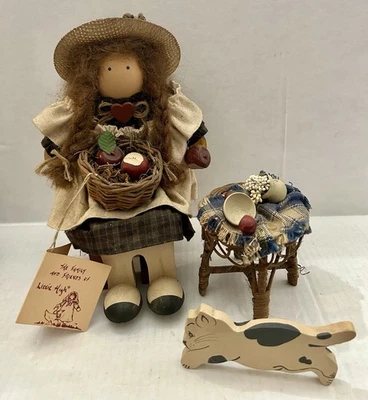 复古 1992 年 Lizzie 高木制民间艺术娃娃“朵拉”带标签和配件苹果猫 — 第 1/4 张图片