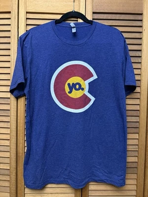 全新! Yo Colorado 男式大码蓝色标志图案 T 恤短袖 L — 第 1/4 张图片