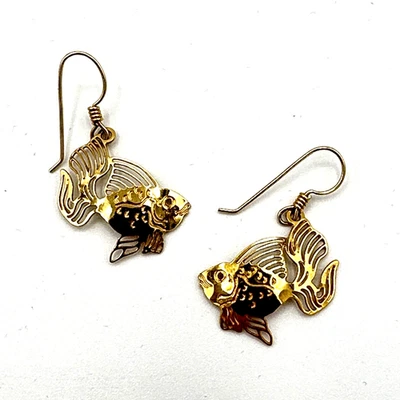 Pendientes de pez WILD BRYDE - tono dorado tropical vida marina 1,5" gota firmada figurativa Foto 1 de 4