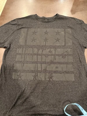 Camiseta masculina gráfica Hustle Avenue angustiada bandeira americana grande preta - Imagem 1 de 4