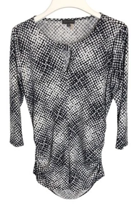 Vince Camuto Top M Preto Branco Cinza Peek Hole Fecho de Barra Prata Acento Ruched - Imagem 1 de 4