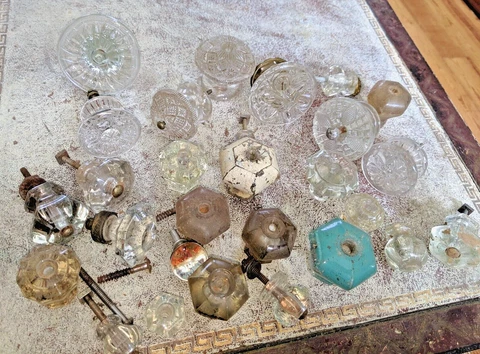 Large Lot of 28 Assorted Antique Vtg Clear Glass Victorian Knobs Pulls Cover