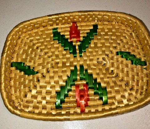WOVEN TULIP PATTERN  GRASS BASKET WITH REMOVEABLE LID Cover