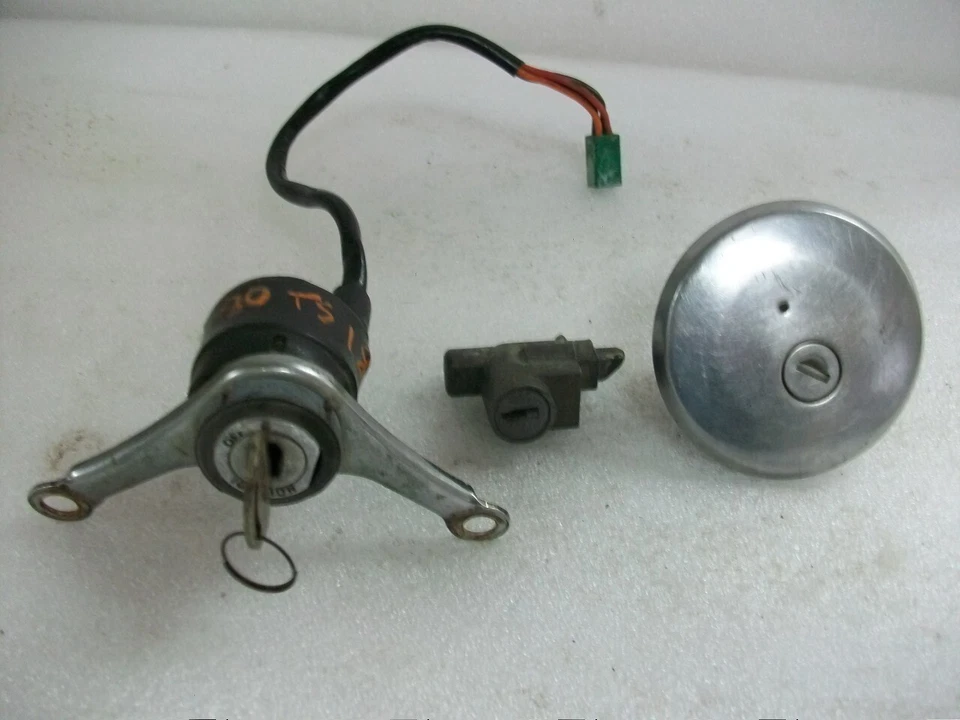 OEM! 1980 1981 Suzuki TS 185 Sierra Lock Set Ignition Switch Gas Cap Lock Foto 1 de 4