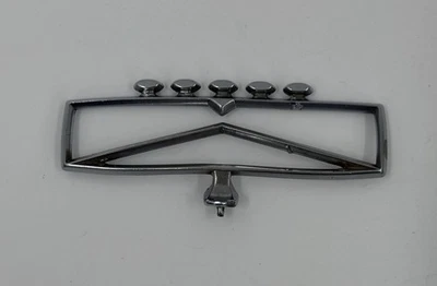 Ford LTD Corona Victoria Capucha Ornamento Emblema Logo De Colección 1980-1986 *PIEZAS - DEFECTO* Foto 1 de 4