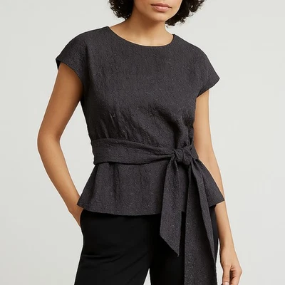 MM. Blusa LaFleur texturizada jacquard XL ameixa escura roxa manga gorro amarrar cintura - Imagem 1 de 4