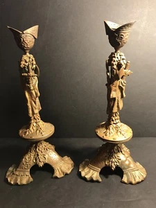 Ein Paar antike Bronze Kerzenständer mit militärischen Objekten verziert, um 1930 - Bild 1 von 12