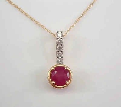 Colgante gota con dije de rubí rojo creado en laboratorio de corte redondo de 2 quilates enchapado en oro amarillo de 14 quilates Foto 1 de 4