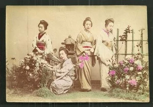 4 Geisha Maiko Mädchen Foto Gartenkostüm Japan 1890er - Bild 1 von 1