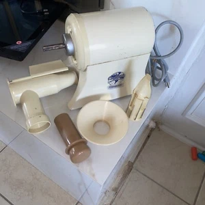 Champion Juicer G5-NG-853S The World’s Finest Heavy Duty Juicer Works - Picture 1 of 3