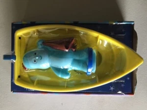 IN THE NIGHT GARDEN IGGLEPIGGLE FLOATY BOAT PLAYSET WITH BATH SQUIRTER NEW TOY - Picture 1 of 1