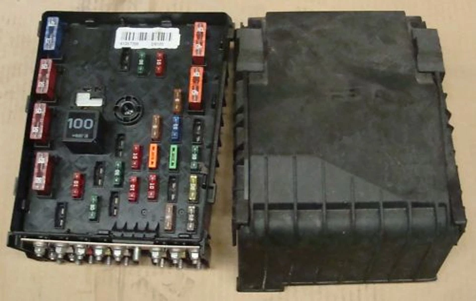 VW Passat 3C 3AA Cc Centralina Elettrica Scatola Fusibile Vano Motore 3C0937125 - Immagine 1 di 1