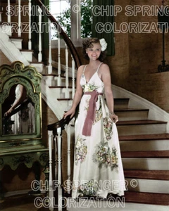 SIMONE SIMON in Seventh Heaven | Hermosa foto a color por CHIP SPRINGER - Imagen 1 de 1