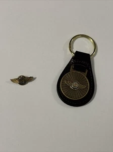 Jeppesen Sanderson Flight Pin und Leder Schlüsselanhänger  - Bild 1 von 3