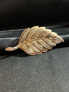 Vintage Gold Tone Leaf Brooch 1-30 - Picture 1 of 5