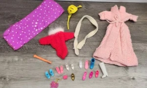 Diverses Barbie Zubehör Konvolut handgestrickte Kleidung - Bild 1 von 8