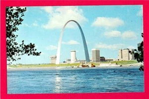 Postal Old Gateway Arch St Louis horizonte y Mighty Mississippi río - Imagen 1 de 1