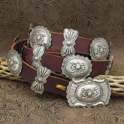 Cinturón concho repousse de plata de ley con acabado satinado de Eugene Charley+ Foto 1 de 4